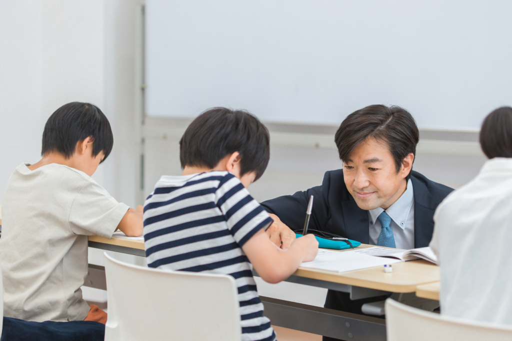 塾で子供を指導している画像